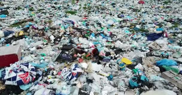 Vuilnis gemorst op straat in een grote stad. Lege gebruikte vieze plastic flessen. Vuile zee zandige kustlijn van de Zwarte Zee. Milieuvervuiling. Ecologisch probleem — Stockvideo