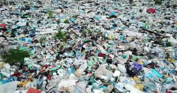 Des ordures renversées dans la rue d'une grande ville. Vide utilisé des bouteilles en plastique sale. Côte sablonneuse sale de la mer Noire. Pollution de l'environnement. Problème écologique — Video