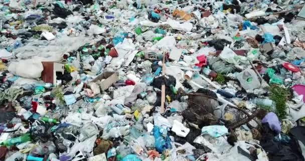 Zanieczyszczenie gospodarstw domowych odpadami czystych górskich rzek w Karpatach Ukraina jest ogromnym problemem dla ludzi. Pracownicy specjalni zbierają śmieci, jako symbol ratowania planety Ziemia — Wideo stockowe