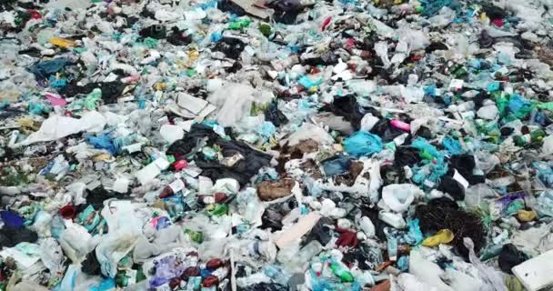 Έχυσα σκουπίδια στο δρόμο μιας μεγάλης πόλης. Αδειάστε τα χρησιμοποιημένα βρώμικα πλαστικά μπουκάλια. Βρώμικη θαλάσσια αμμώδης ακτή της Μαύρης Θάλασσας. Περιβαλλοντική ρύπανση. Οικολογικό πρόβλημα — Αρχείο Βίντεο