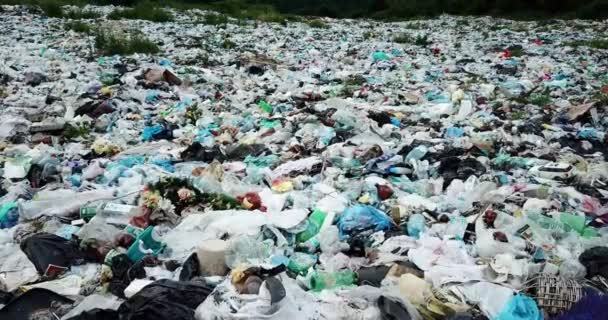 Gemorst afval op het strand van de grote stad. Lege gebruikte vieze plastic flessen. Vuile zee zandige kustlijn van de Zwarte Zee. Milieuvervuiling. Ecologisch probleem. Bokeh bewegende golven op de achtergrond — Stockvideo