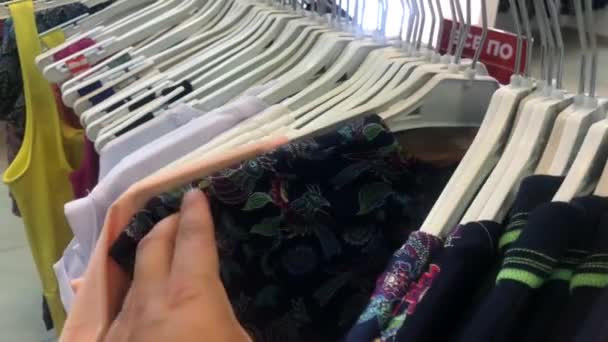 Las Manos Mujer Corren Través Una Rampa Ropa Navegando Una — Vídeos de Stock