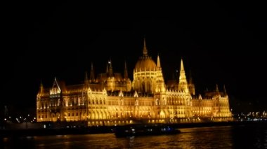 Budapeşte 'de gece Macar Parlamantı binası