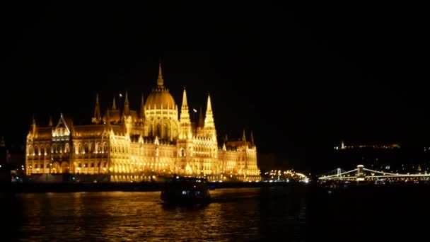 Nachts Panoramische Gevel Van Het Hongaarse Parlement Boedapest Het Gebouw — Stockvideo