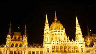 Budapeşte 'de gece Macar Parlamantı binası