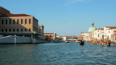 İtalya 'nın Venedik şehrinde Santa Maria della Salute Bazilikası ile Büyük Kanal manzarası. Venedik Büyük Kanalı manzarası. Venedik 'in mimarisi ve simgeleri.