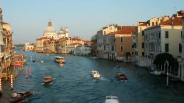 Büyük Kanal 'ın muhteşem manzarası, su taksileri, nehirde yüzen özel tekneler, tur.