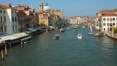 Büyük Kanal 'ın muhteşem manzarası, su taksileri, nehirde yüzen özel tekneler, tur.