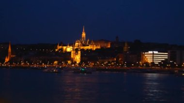 Budapeşte, Macaristan 'ın gece manzarası. Matthias ve Szilagyi Dezso kiliseleri