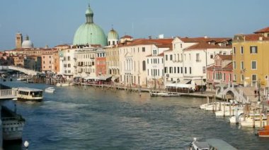 Güneşli bir yaz gününde Venedik İtalya 'nın ana girişinden geçen tekneler.