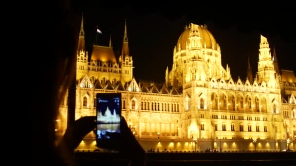 Ночной Телефон Снял Здание Парламента Венгрии Девушка Фотографирует Парламент Будапешта — стоковое видео