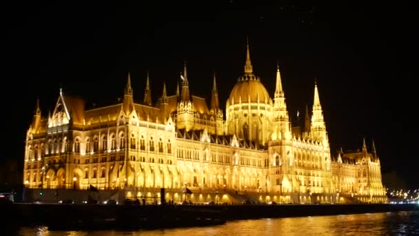Telefoto Nocturno Disparó Contra Edificio Del Parlamento Húngaro Hito Emblemático — Vídeo de stock