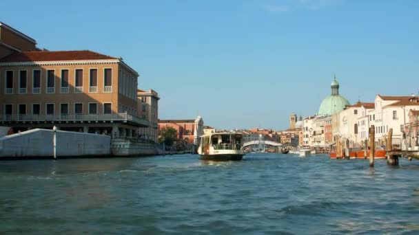 位于意大利威尼斯的大运河与圣玛利亚大教堂的全景 威尼斯大运河的风景 威尼斯的建筑和地标 — 图库视频影像