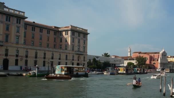Benátky Gondoliér Plave Velkém Kanálu Hlavní Kanál Benátek Gondola Benátském — Stock video