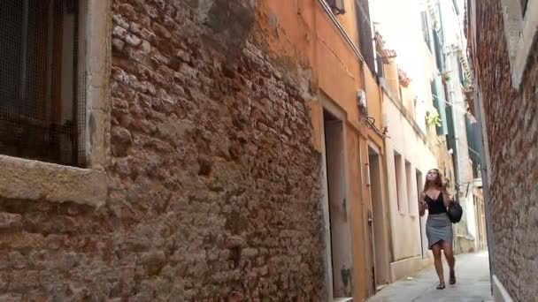 Flicka Turist Vandrar Gatorna Venedig — Stockvideo