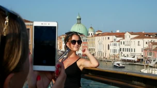 Menina Fotografando Grande Canal Veneza Filmando Vídeo Telefone — Vídeo de Stock