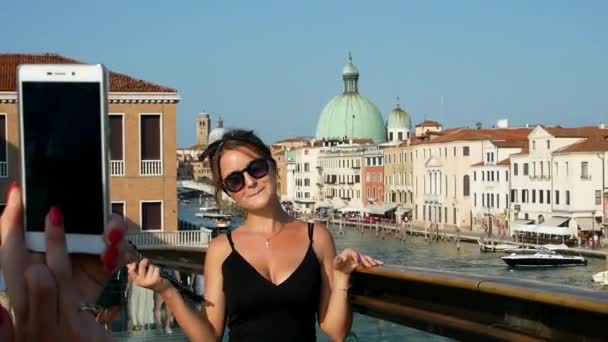 Touristin Venedig Italien Das Mädchen Macht Ein Foto Von Venedig — Stockvideo