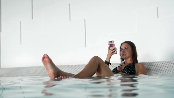 Jong Mooi Meisje Met Telefoon Handen Zwembad Maakt Foto — Stockvideo