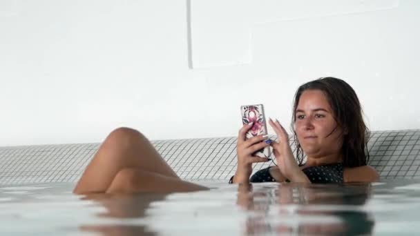 Hermosa Chica Balneario Complejo Manteniendo Teléfono Mano Relajándose Agua Verano — Vídeos de Stock