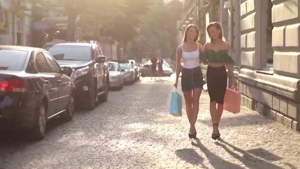 Dos Hermosas Chicas Alegres Van Con Bolsas Compra — Vídeos de Stock