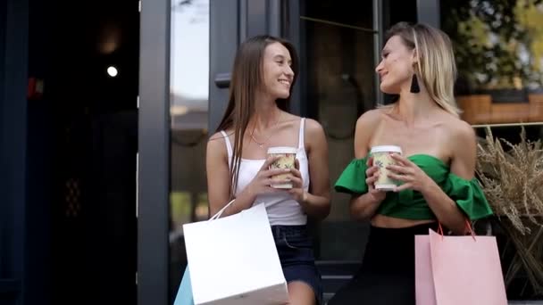 Twee Vrolijke Schattige Jonge Vrouwen Die Een Kop Koffie Oude — Stockvideo