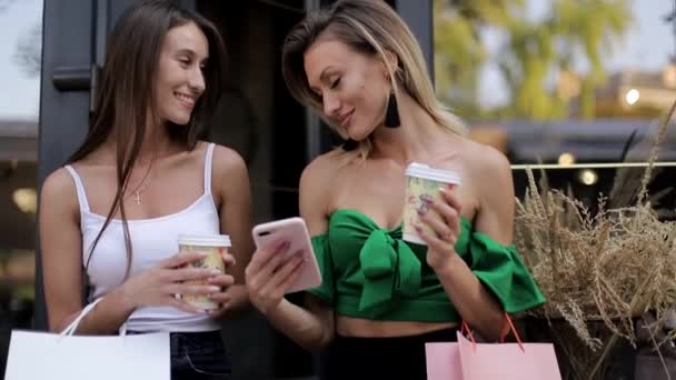 Dos Mujeres Jóvenes Tomando Café Hablando Riendo Café Centro Comercial — Vídeo de stock