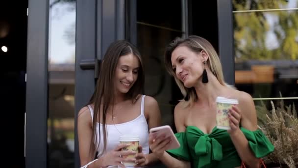 Duas Jovens Mulheres Bebendo Café Conversando Rindo Café Shopping Depois — Vídeo de Stock