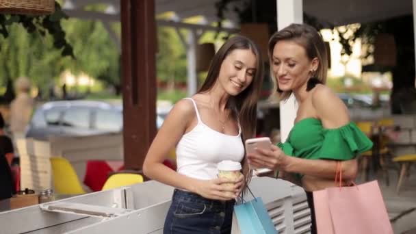 Twee Vrolijke Schattige Jonge Vrouwen Die Een Kop Koffie Oude — Stockvideo