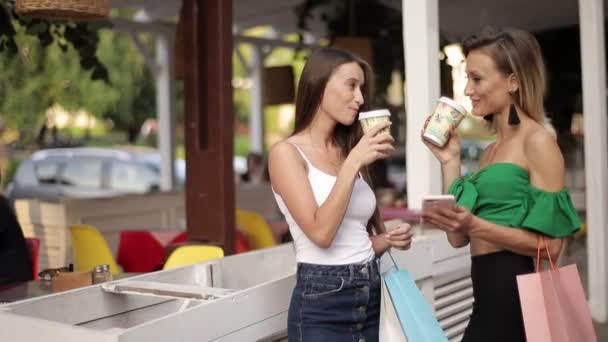 Két Boldog Aranyos Fiatal Kávéval Kezében Óvárosban Kávéznak Utcán — Stock videók