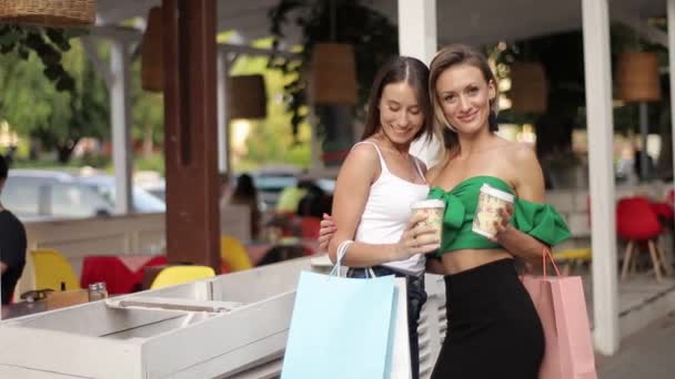 Duas Mulheres Jovens Felizes Bonito Segurando Xícaras Café Cidade Velha — Vídeo de Stock