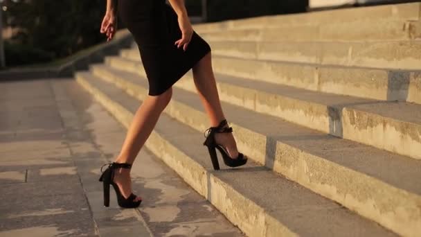 Las Piernas Sexuales Tacones Altos Escalan Las Escaleras Ciudad Mujer — Vídeo de stock