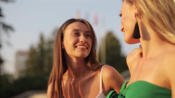 两个漂亮的女朋友在一起谈笑 — 图库视频影像