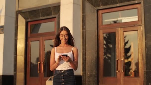 Chica Alegre Con Teléfono — Vídeo de stock