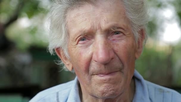 Pensionerad Farfar Ensam Poserar Ensam Hemma Stirrar Kameran Stort Porträtt — Stockvideo