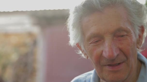 Abuelo Viejo Feliz Sentado Parque Que Parece — Vídeo de stock