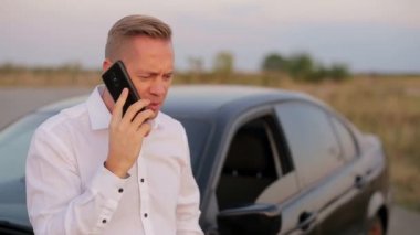 İş adamı cep telefonuna bağırıyor. Şok olmuş adamın telefonda konuşmasını kapat. Açıklamaya çalışan üzgün bir adam.