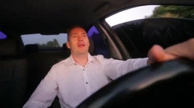 Genç adam arabada bira içiyor. Direksiyondaki sarhoş sürücü. Alkollü araç kullanma ve başarısız iş konsepti