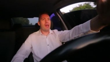 Genç adam arabada bira içiyor. Direksiyondaki sarhoş sürücü. Alkollü araç kullanma ve başarısız iş konsepti