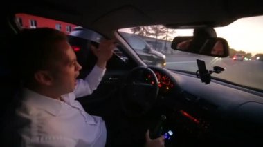 Direksiyonda bira içen genç adam.