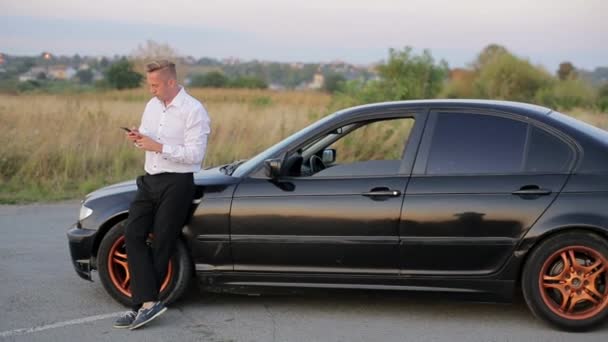 Handsome Sorridente Empresário Perto Carro Usando Telefone Celular — Vídeo de Stock