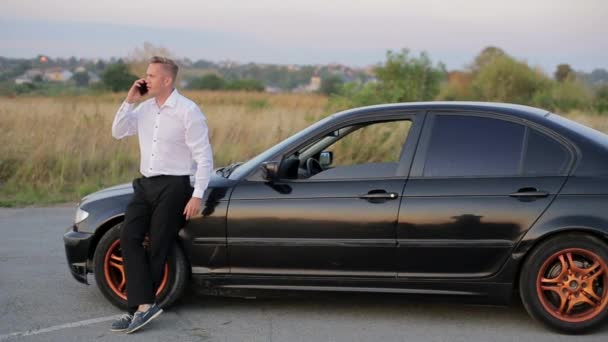 Buen Hombre Negocios Sonriente Pie Cerca Del Coche Utilizando Teléfono — Vídeos de Stock