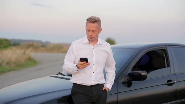Irritado Empresário Falando Telefone Perto Carro — Vídeo de Stock