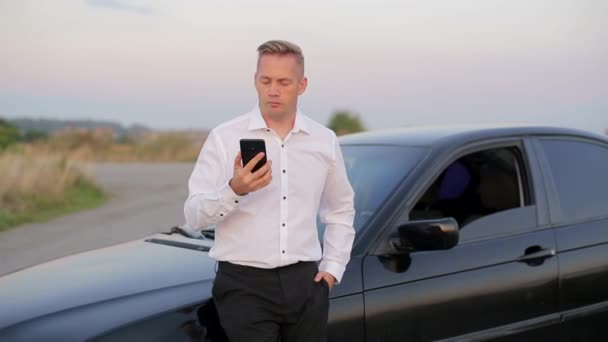 Irritado Empresário Falando Telefone Perto Carro — Vídeo de Stock