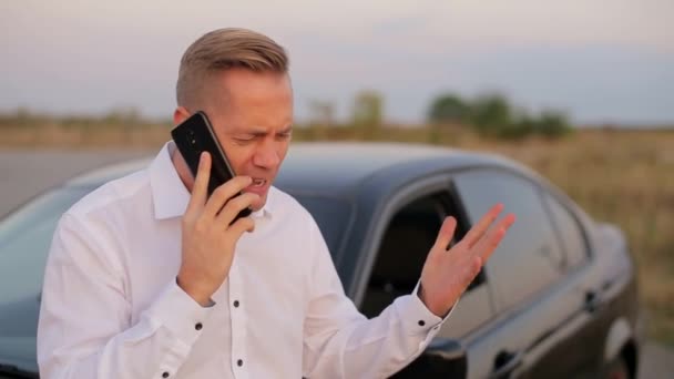 Hombre Está Hablando Nerviosamente Teléfono Cerca Del Coche Fuera Ciudad — Vídeos de Stock