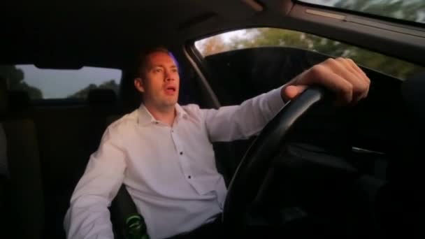 若いビジネスマンは車の中でビールを飲む 悪い取引や悪いニュースのために機嫌が悪い男 ホイールの後ろに飲酒運転 飲酒運転やビジネスコンセプトの失敗 — ストック動画