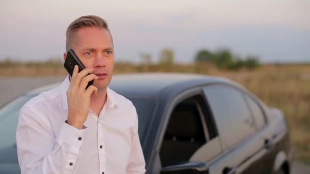 Jungunternehmer Steht Der Nähe Des Autos Und Telefoniert — Stockvideo