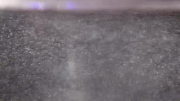 Tetera de vidrio con burbujas de agua hervida brillante . — Vídeos de Stock