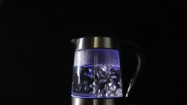 Glass teapot with bright boiled water bubbles. — Stock Video