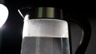 Kaynar suyla elektrikli cam çaydanlık, kahve ve çay için sıcak su.