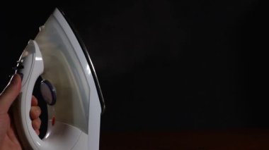 Siyah arkaplanda demir buhar